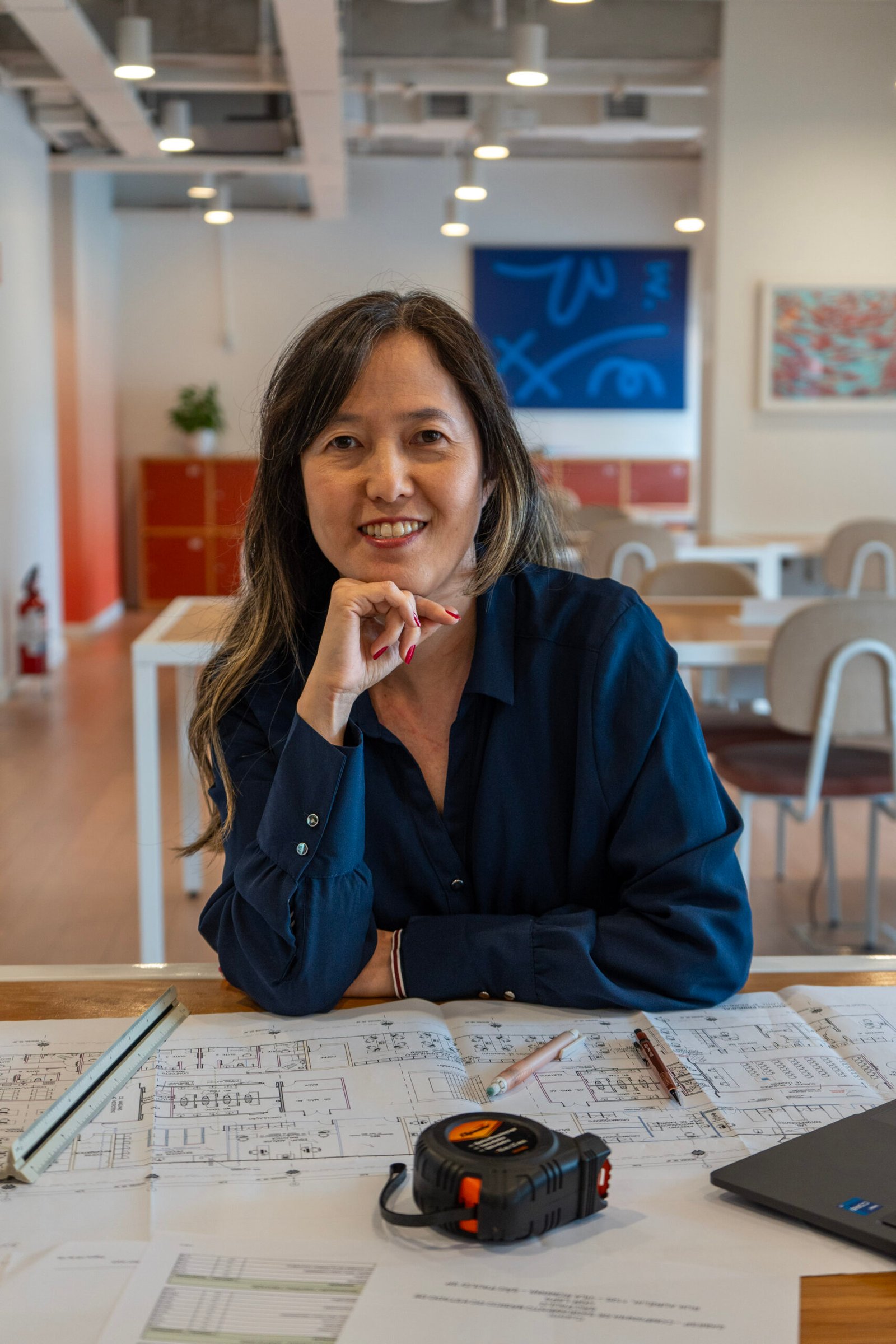 Arquiteta Nôemia, especialista em arquitetura corporativa e comercial.