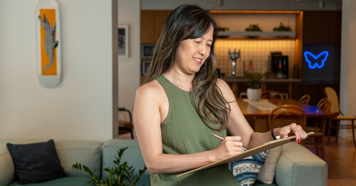 Nôemia, arquiteta à frente da marca Arquiteta Nô, especializada em projetos corporativos e comerciais.